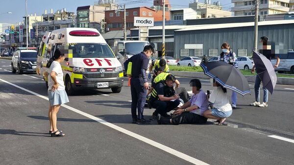 ▲老夫妻騎機車雙載遭肇逃小貨車擦撞受傷送醫。（圖／民眾提供）