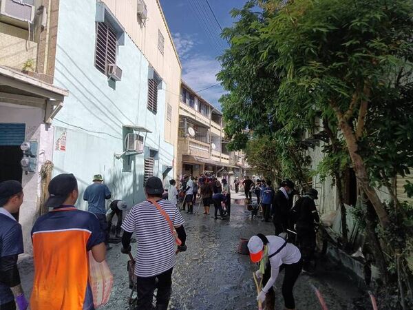 ▲彰化國二學生獨自前往花蓮協助清淤。（圖／記者唐詠絮翻攝）