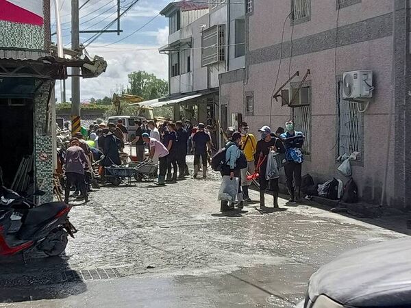 ▲彰化國二學生獨自前往花蓮協助清淤。（圖／記者唐詠絮翻攝）