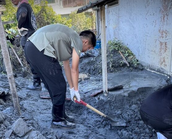 ▲彰化國二學生獨自前往花蓮協助清淤。（圖／記者唐詠絮翻攝）