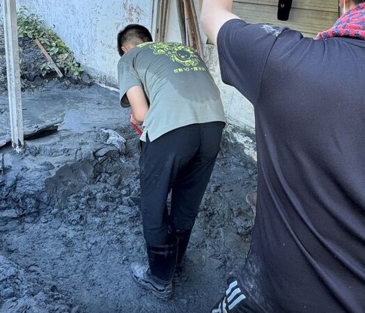 ▲彰化國二學生獨自前往花蓮協助清淤。（圖／記者唐詠絮翻攝）
