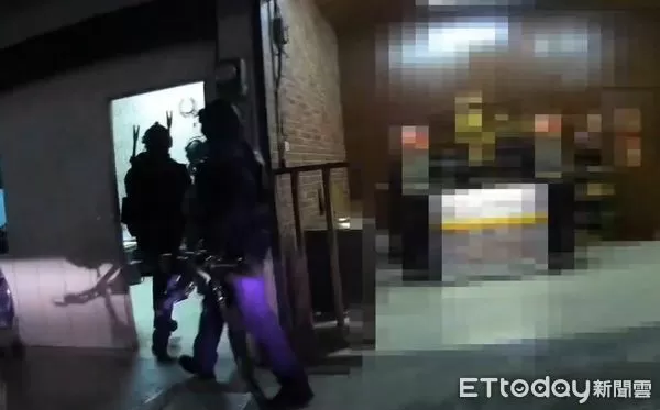 ▲台南市刑大與刑事局聯手破獲詐欺機房，現場查扣現金、毒品與多項犯罪工具。（記者林東良翻攝，下同）