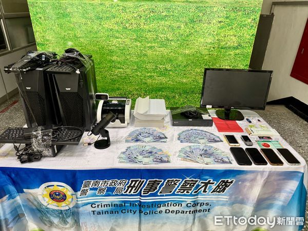 ▲台南市刑大與刑事局聯手破獲詐欺機房，現場查扣現金、毒品與多項犯罪工具。（記者林東良翻攝，下同）