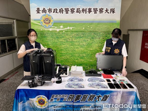 ▲台南市刑大與刑事局聯手破獲詐欺機房，現場查扣現金、毒品與多項犯罪工具。（記者林東良翻攝，下同）