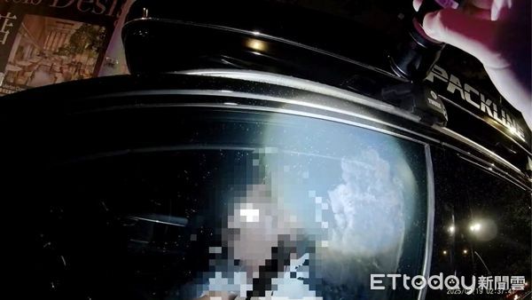 ▲▼酒駕男子鎖門裝睡，卻在警消破窗前一秒瞬間清醒。（圖／民眾提供，下同）