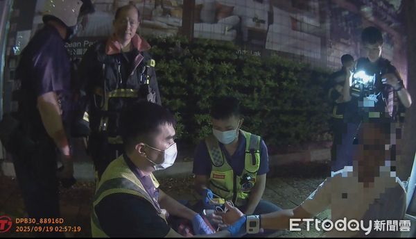 ▲▼酒駕男子鎖門裝睡，卻在警消破窗前一秒瞬間清醒。（圖／民眾提供，下同）