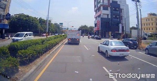 ▲天降鈔票雨！ 5.9萬現金掉滿街，失主路邊崩潰，橘衣英雄現身結局超暖。（圖／台中市環保局提供）