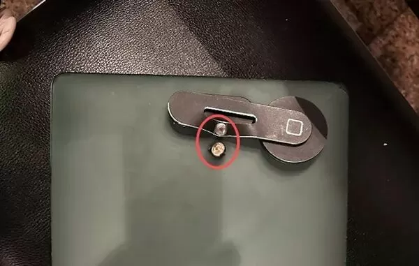 ▲▼陸男巴西遇劫遭開2槍，MacBook擋子彈。（圖／翻攝騰訊熱問）