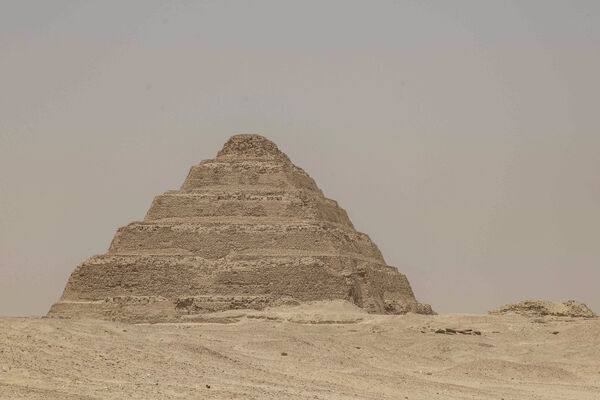 ▲▼2022年，埃及開羅南郊薩卡拉古墓群（ Saqqara necropolis ）左塞爾金字塔（Step Pyramid of Djoser）。（圖／達志影像／美聯社）