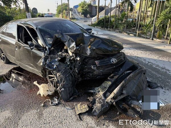 ▲自小客車行經竹田鄉平安路段不慎自撞路旁電線。（圖／記者陳崑福翻攝）