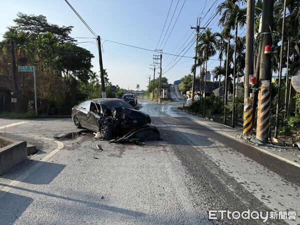 ▲自小客車行經竹田鄉平安路段不慎自撞路旁電線。（圖／記者陳崑福翻攝）