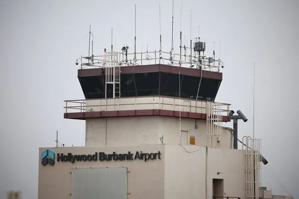 ▲▼美國加州好萊塢「柏班克國際機場」（Burbank International Airport）由於政府關門人手短缺，一度在沒有塔台的情況下運作了數小時，稍後才恢復正常運作。（圖／路透）