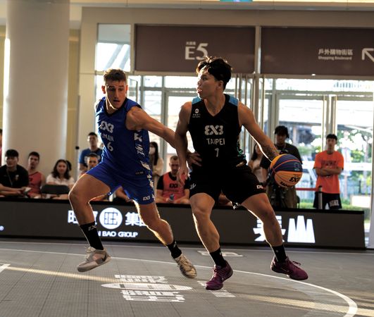 ▲2025 FIBA 3x3高雄挑戰賽冠軍隊日本Kanazawa、台北永豐旺寶球員王新瑋力抗世界排名第五的Liman隊。（圖／3X3籃球協會）