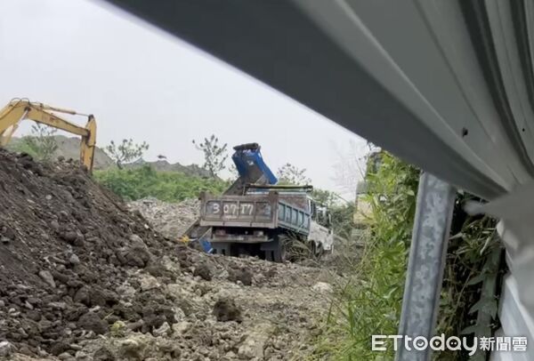 ▲▼空拍曝光！高雄大坪頂保護區綠地慘變「柏油山」　怪手還持續開挖。（圖／記者賴文萱翻攝）