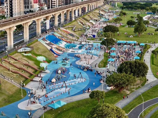 ▲熊猴森樂園佔地4公頃，「定位指標牌」設置位置明顯，民眾可依號碼輕鬆找到親友所在地。（圖／新北市高灘處提供）