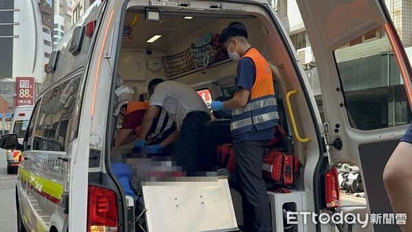 ▲▼             台北市大同區天水街2名工人在屍做大樓外牆工程時繩索鬆脫，從8樓摔落。（圖／記者黃彥傑攝，下同）