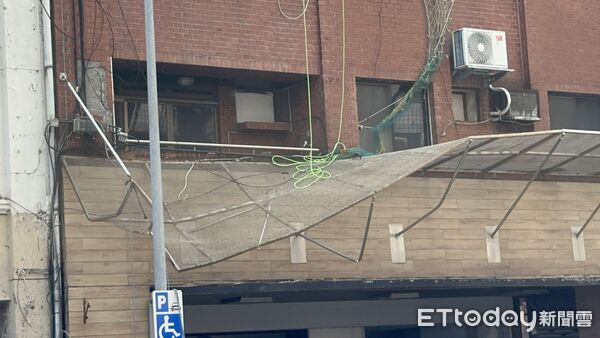 ▲▼             台北市大同區天水街2名工人在屍做大樓外牆工程時繩索鬆脫，從8樓摔落。（圖／記者黃彥傑攝，下同）