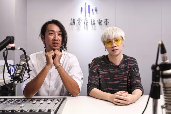 ▲▼ 拷秋勤樂團主唱「朱皮」朱品諭與金曲入圍歌手聖代聯手主持。（圖／客委會提供）