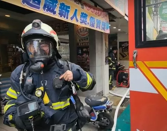 ▲彰化市一間日式壽司店竄濃煙，消防急灌救。（圖／民眾提供）