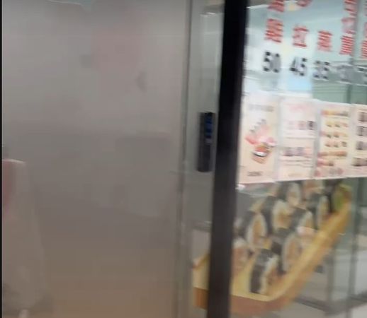 ▲彰化市一間日式壽司店竄濃煙，消防急灌救。（圖／民眾提供）