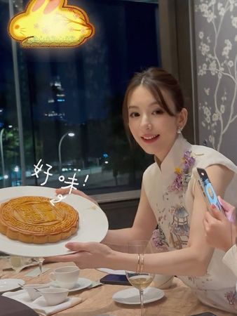 ▲▼方媛挺三寶孕肚過中秋！桌上不只月餅還多1物。（圖／翻攝自IG）