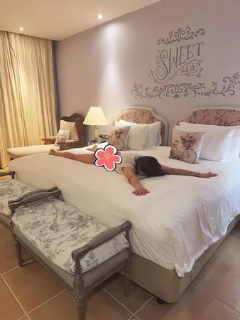 ▲亞美將(中)出書，主持人小鹿偉皓(左)與阿甘。（圖／民視提供）