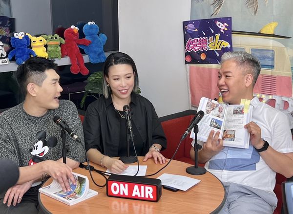 ▲亞美將(中)出書，主持人小鹿偉皓(左)與阿甘。（圖／民視提供）