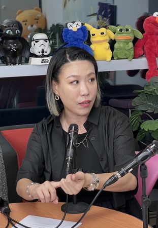 ▲亞美將(中)出書，主持人小鹿偉皓(左)與阿甘。（圖／民視提供）