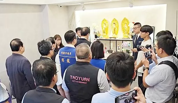 ▲桃園市張善政昨天下午率市府一級主管向挖土機超人林鴻森靈堂捻香致意。（圖／記者沈繼昌翻攝）