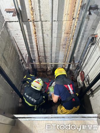 ▲▼左營區一棟大樓今（8）日中午驚傳工安意外。一名進行電梯保養作業的張姓男子（43歲），不慎從地下一樓（B1）墜落至地下三樓（B3）的電梯井內，所幸意識清醒，經警消人員迅速救援後送醫救治。（圖／記者吳世龍翻攝）