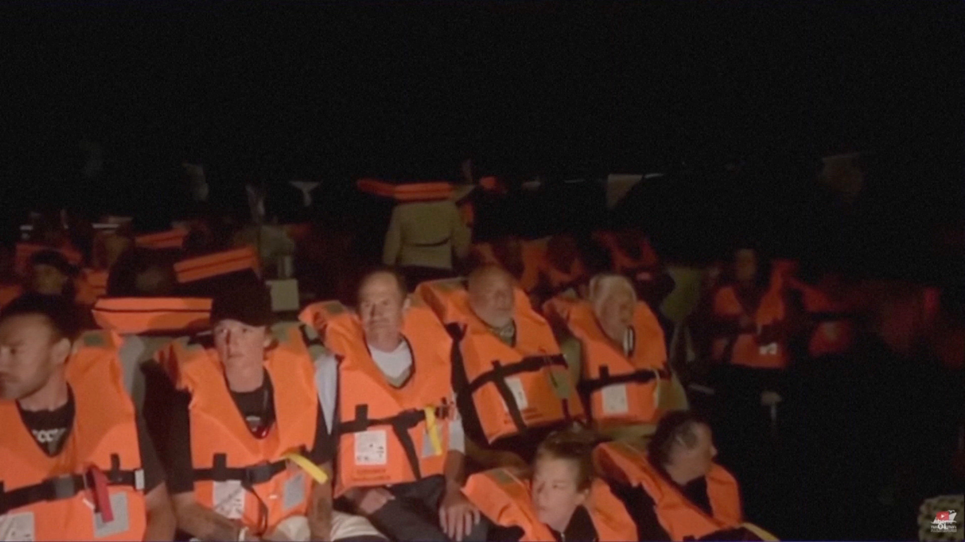 ▲▼前往加薩進行援助的全球堅毅船隊「良心號」（Conscience）成員坐在船上，遭到以色列安全部隊攔截。（圖／路透）