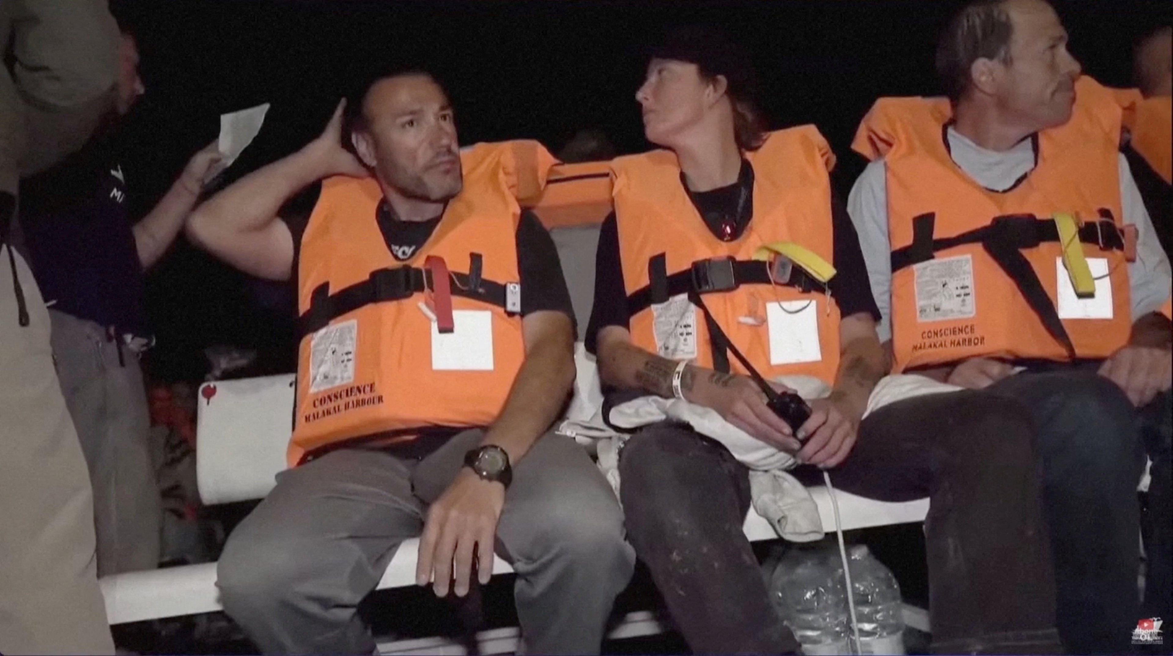 ▲▼前往加薩進行援助的全球堅毅船隊「良心號」（Conscience）成員坐在船上，遭到以色列安全部隊攔截。（圖／路透）