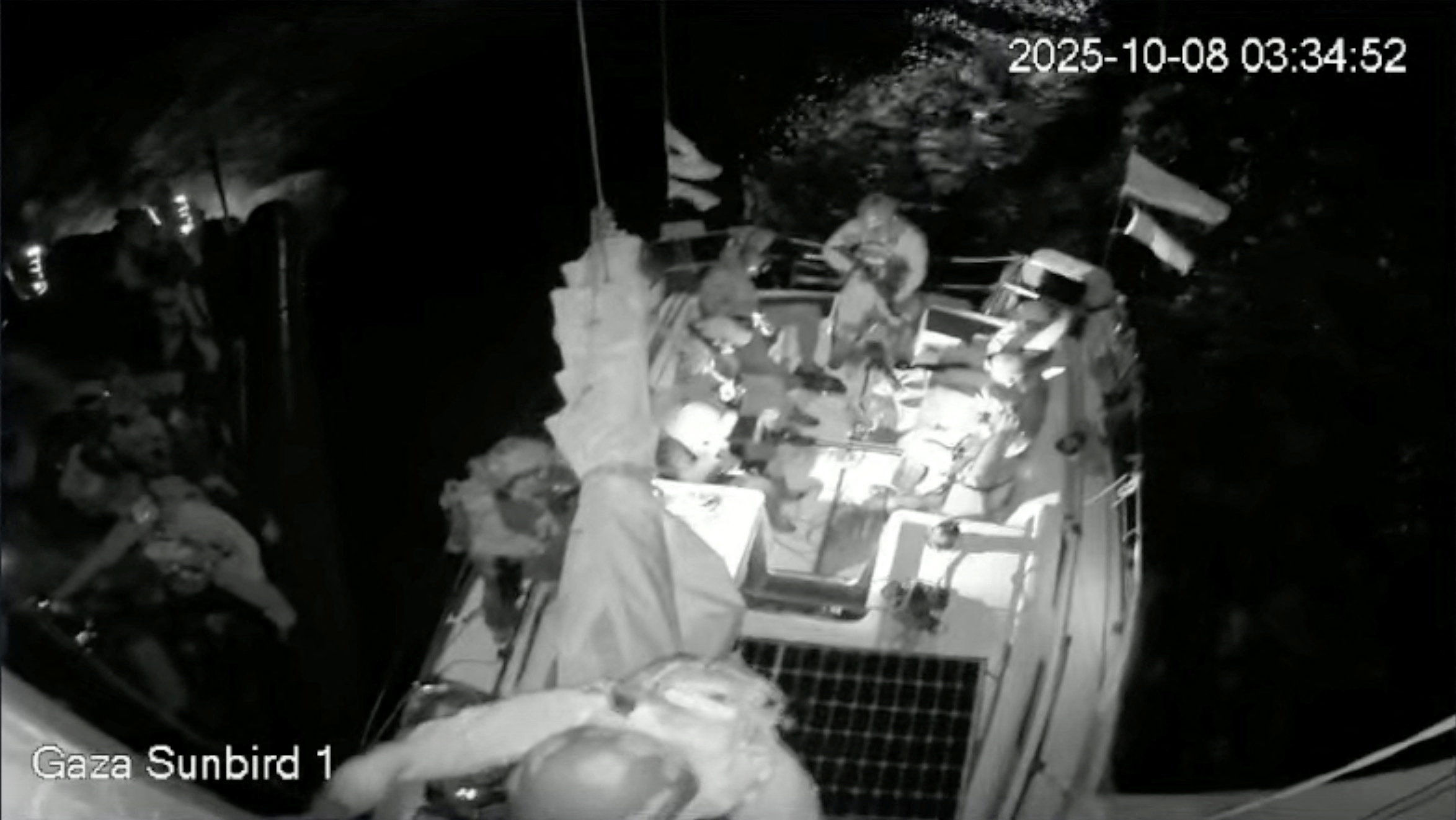 ▲▼以色列安全部隊登上加薩援助船，士兵用槍砸毀監視器。（圖／路透）