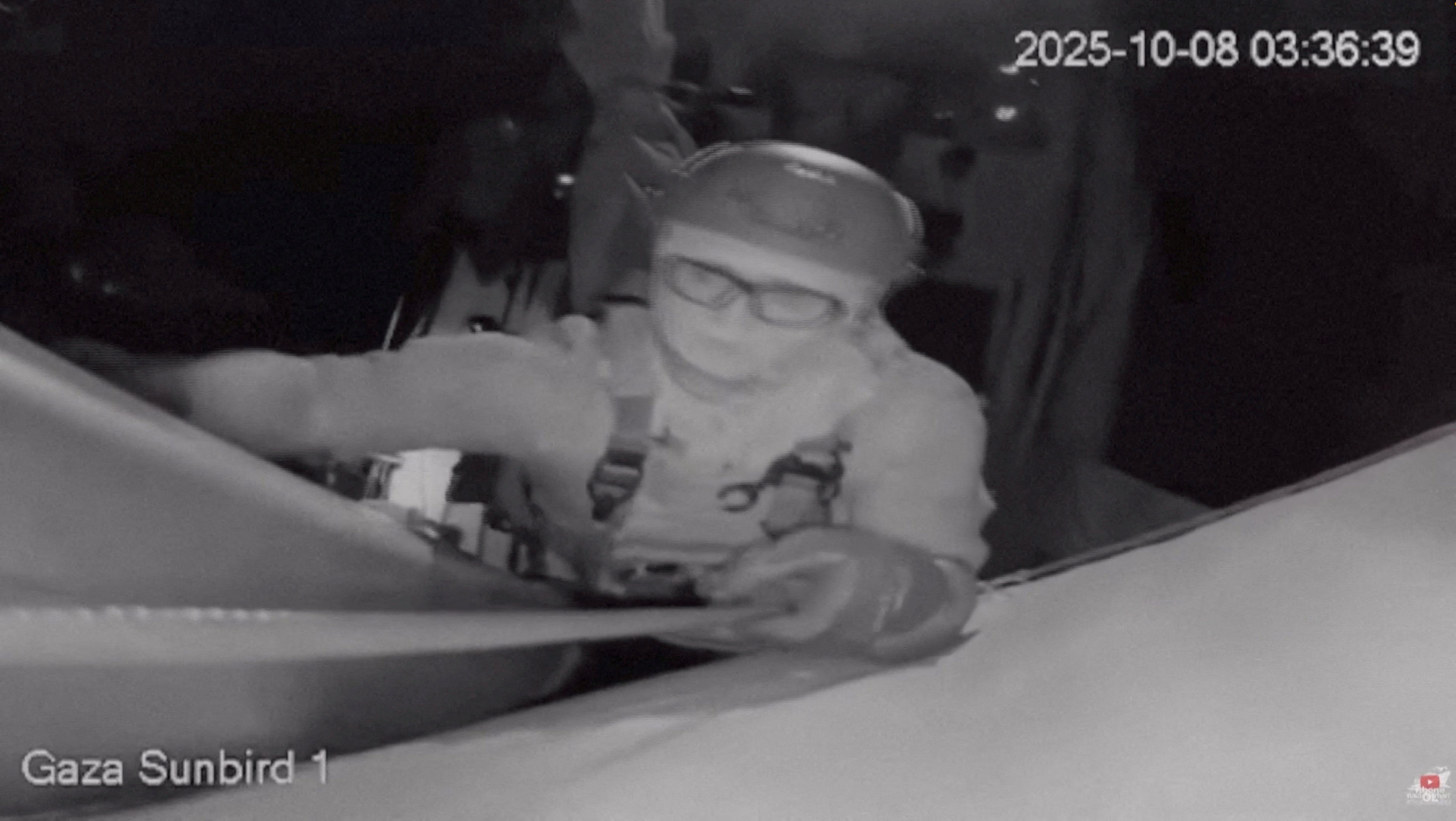 ▲▼以色列安全部隊登上加薩援助船，士兵用槍砸毀監視器。（圖／路透）