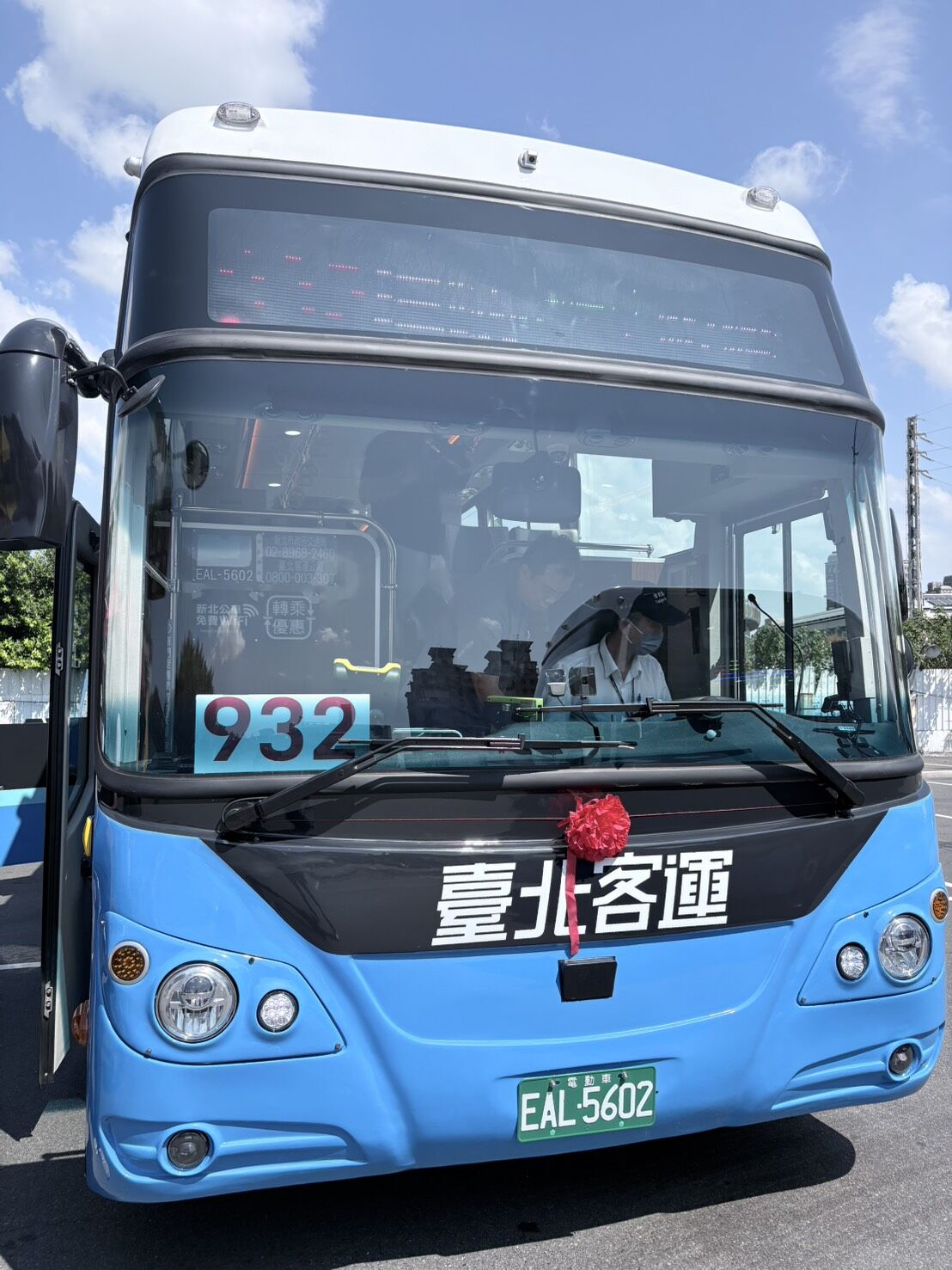 ▲932線城際電巴上路！新北電動公車突破300輛。（圖／新北市交通局提供）