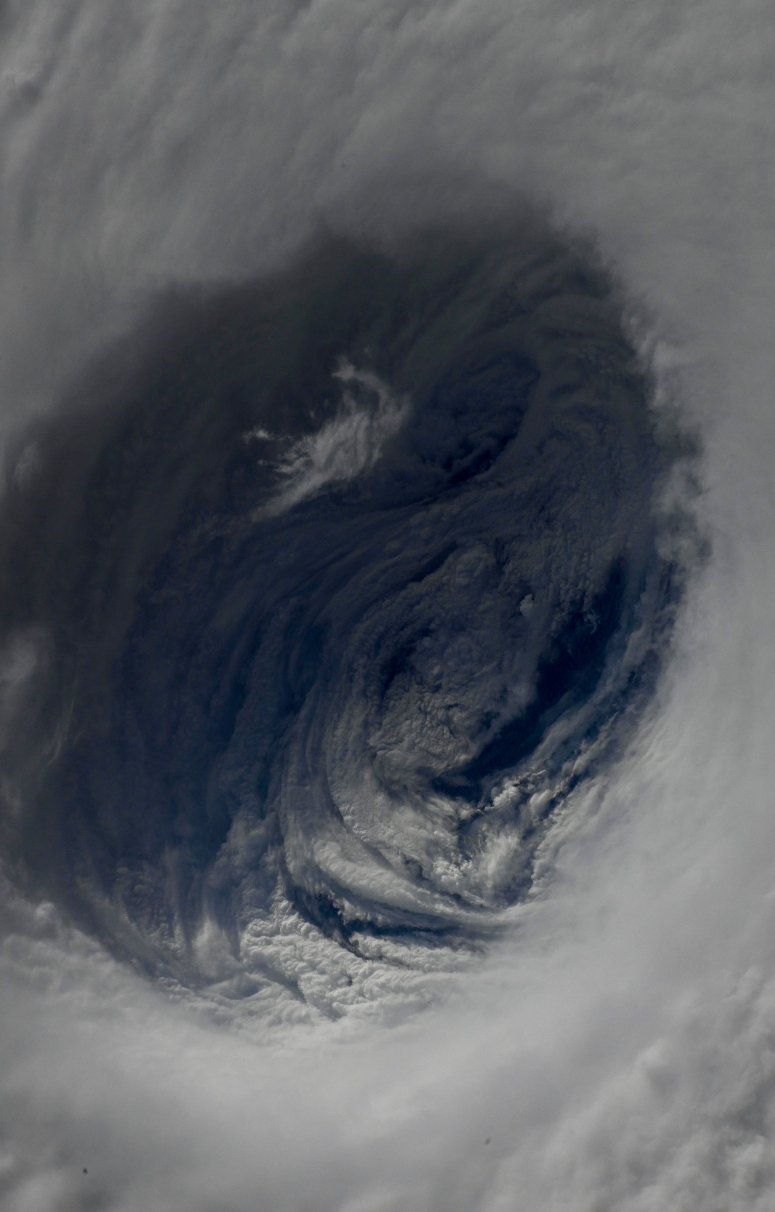 ▲▼日本太空人拍下「龍的巢穴」　驚呼：看著它的眼睛，感到一陣恐懼。（圖／翻攝@Astro_Kimiya）