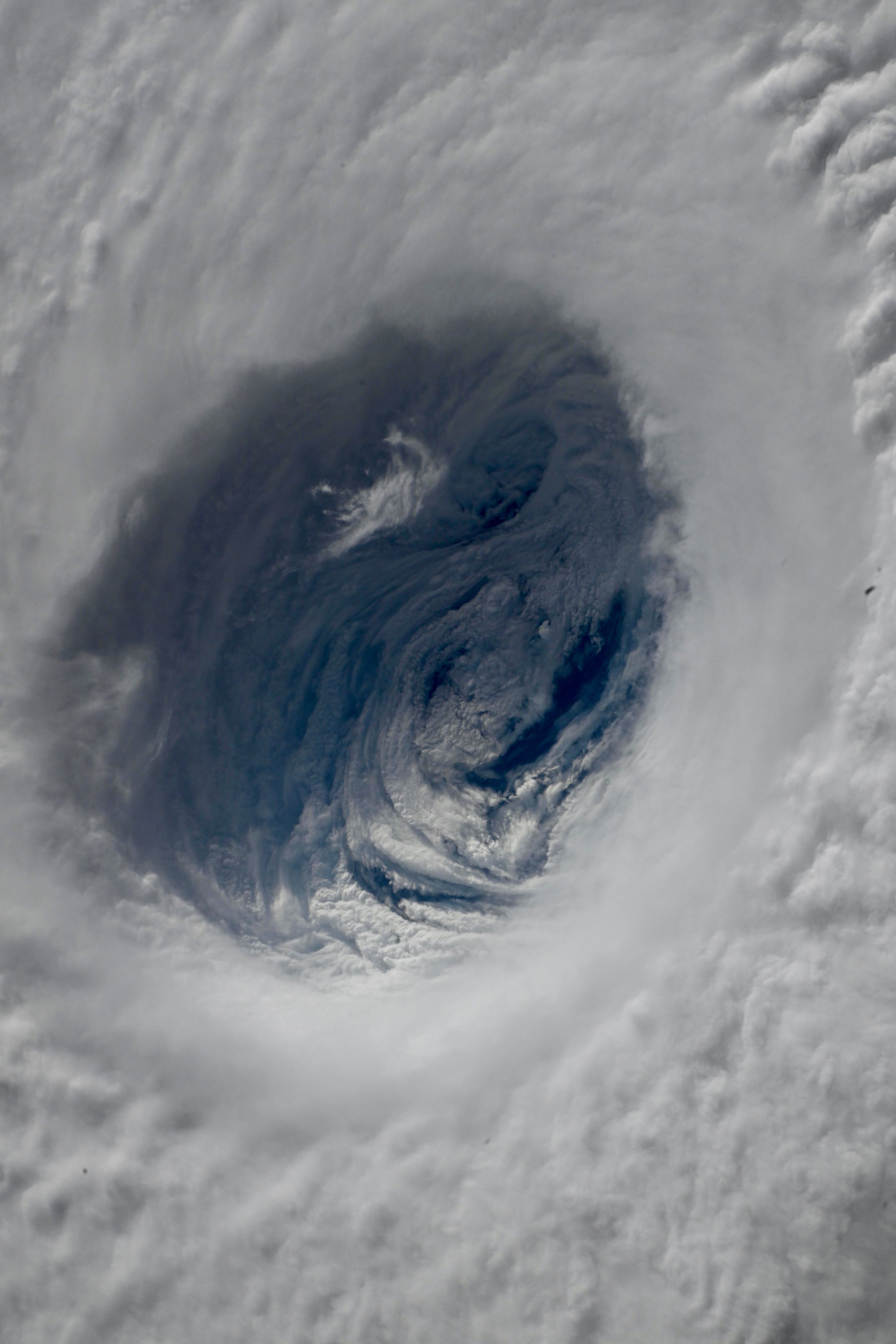 ▲▼日本太空人拍下「龍的巢穴」　驚呼：看著它的眼睛，感到一陣恐懼。（圖／翻攝@Astro_Kimiya）