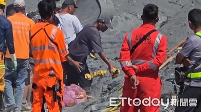 砂石場開挖心酸畫面曝!燒金紙盼遺體順利回家 鑑識人員現場待命