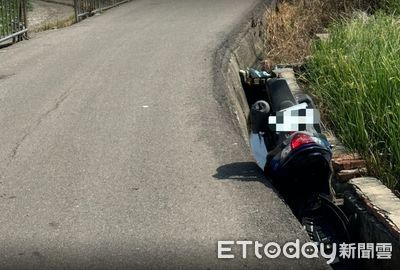 台中男摔車當場慘死!機車「倒插」卡50公分水溝 離奇畫面曝