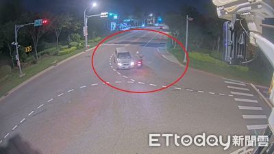 金門車禍畫面曝！左轉車與機車路口碰撞　騎士噴飛10多公尺送醫