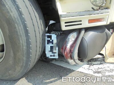 台南機車與混凝土車擦撞卡車底!女騎士倒地骨折逃死劫