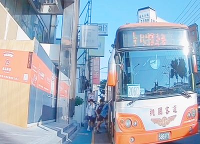 專車突拋錨「數十學生困車上」　桃警急開調撥車道疏導