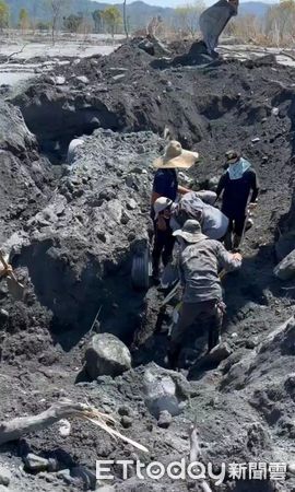 ▲搜救人員使用鏟子慢慢開挖，一旁還有人在燒金紙，希望順利將遺體帶出。（圖／地方中心攝）