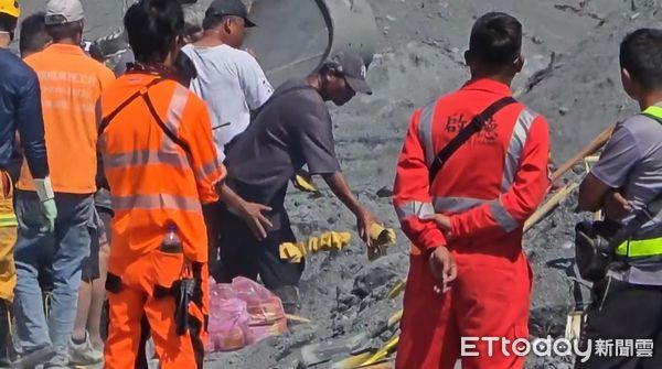 ▲搜救人員使用鏟子慢慢開挖，一旁還有人在燒金紙，希望順利將遺體帶出。（圖／地方中心攝）