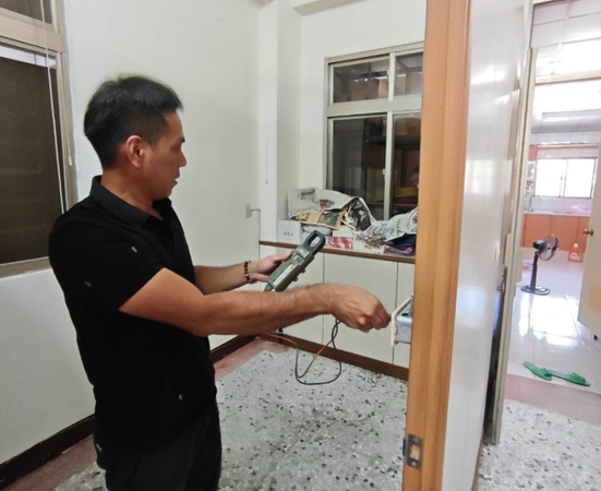 ▲▼   馬太鞍溪堰塞湖潰壩後，光復鄉災區歷經泥水清淤，家戶重建最急迫的，就是恢復屋內的用電與自來水系統          。（圖／翻攝自Facebook／徐榛蔚）