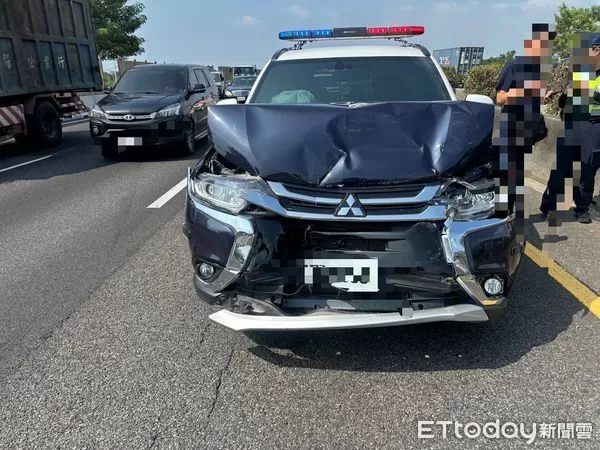 ▲▼國道 1 號南向 351.4 公里燕巢路段發生一起追撞事故。一輛隸屬於嘉義縣警察局水上分局的公務巡邏車，在內側車道行駛時，疑似未保持安全距離，追撞前方租賃小客車。（圖／記者吳世龍翻攝）