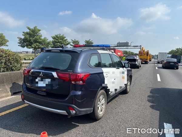 ▲▼國道 1 號南向 351.4 公里燕巢路段發生一起追撞事故。一輛隸屬於嘉義縣警察局水上分局的公務巡邏車，在內側車道行駛時，疑似未保持安全距離，追撞前方租賃小客車。（圖／記者吳世龍翻攝）