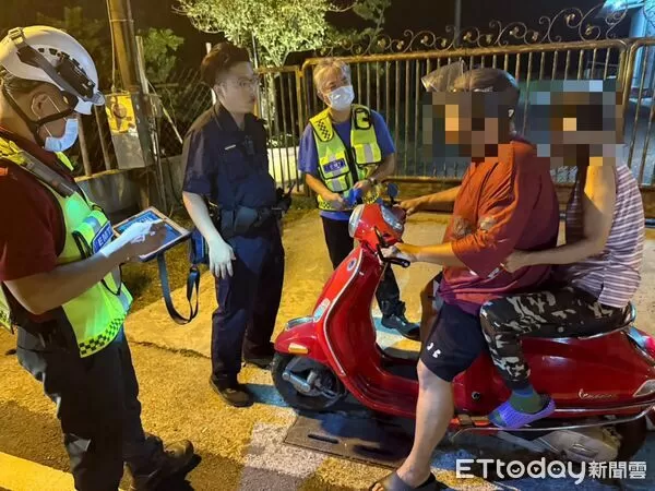 ▲里港警方助邱婦返家。（圖／記者陳崑福翻攝）