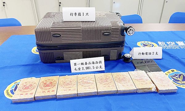 ▲航警局今年6月間會同海關在桃園機場第一航廈查驗托運行李，勘驗查獲夾藏一級毒品海洛因總計2.981公斤與手機等證物。（圖／航警局提供）