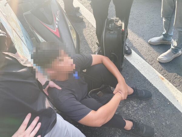 ▲航警局今年6月間會同海關在桃機查驗托運行夾藏一級毒品海洛因，專案小組循線查獲同案另一名馬籍旅客J嫌到案。（圖／航警局提供）